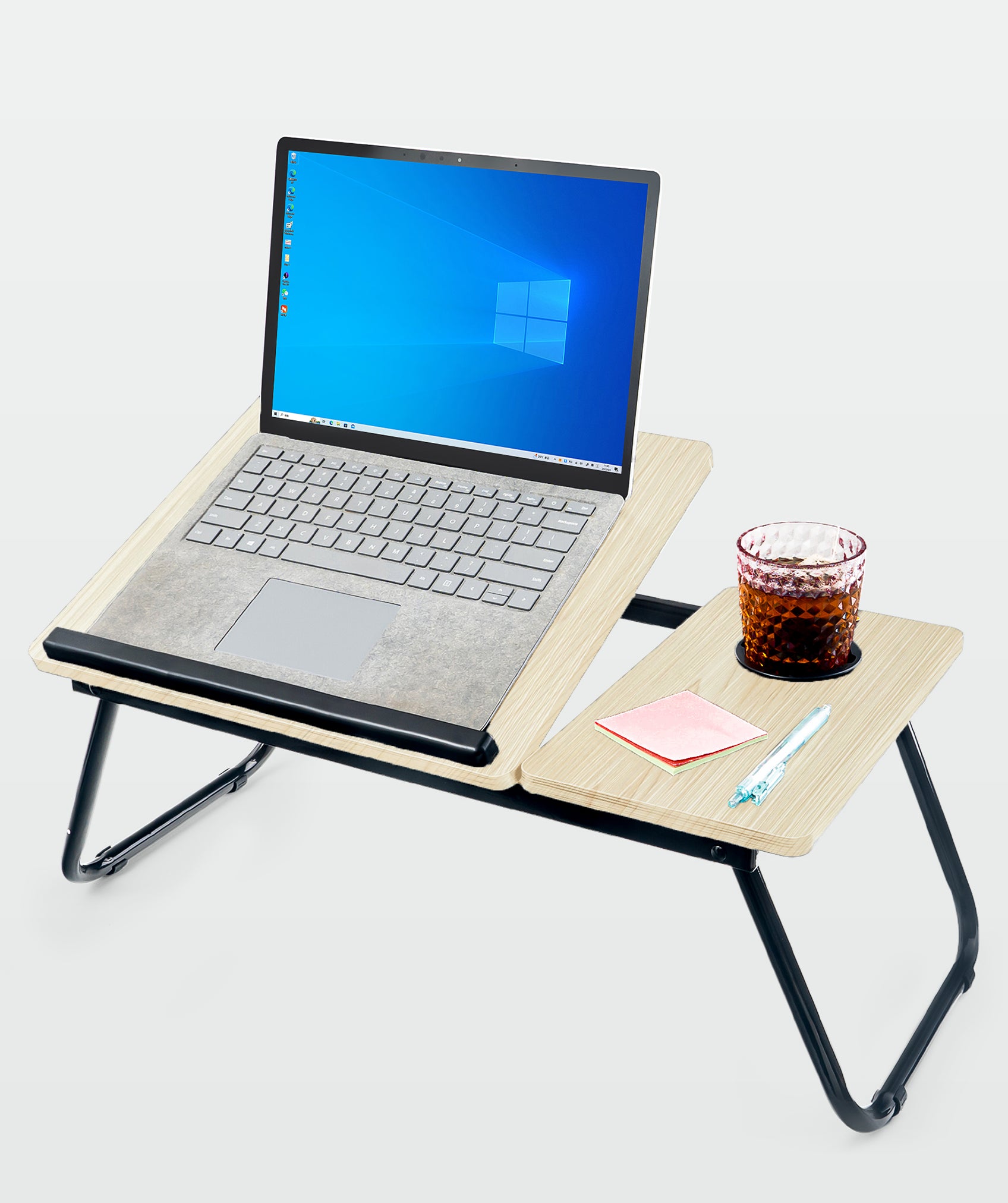 Tragbarer klapptisch aus holz und metall: ideal zum arbeiten und entspannen