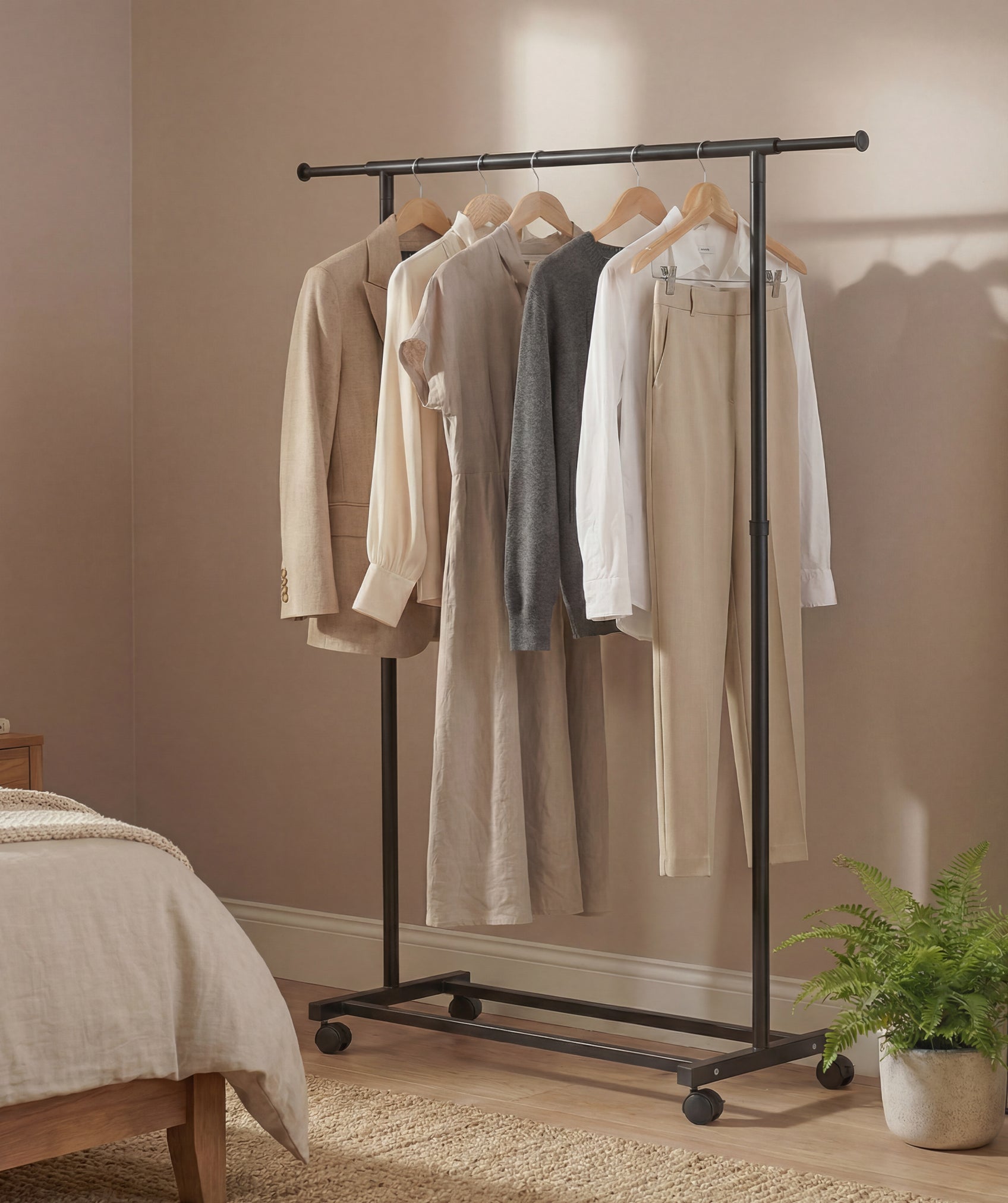 Perchero ajustable con ruedas negro