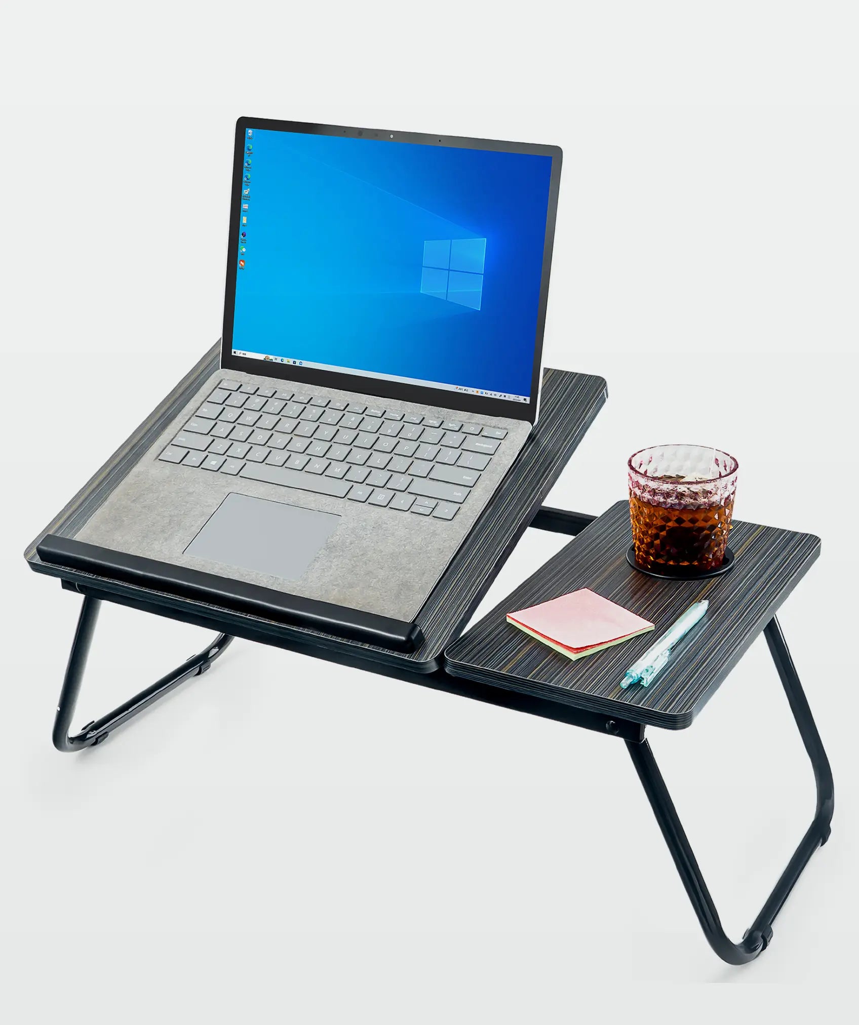 Tragbarer klapptisch aus holz und metall: ideal zum arbeiten und entspannen