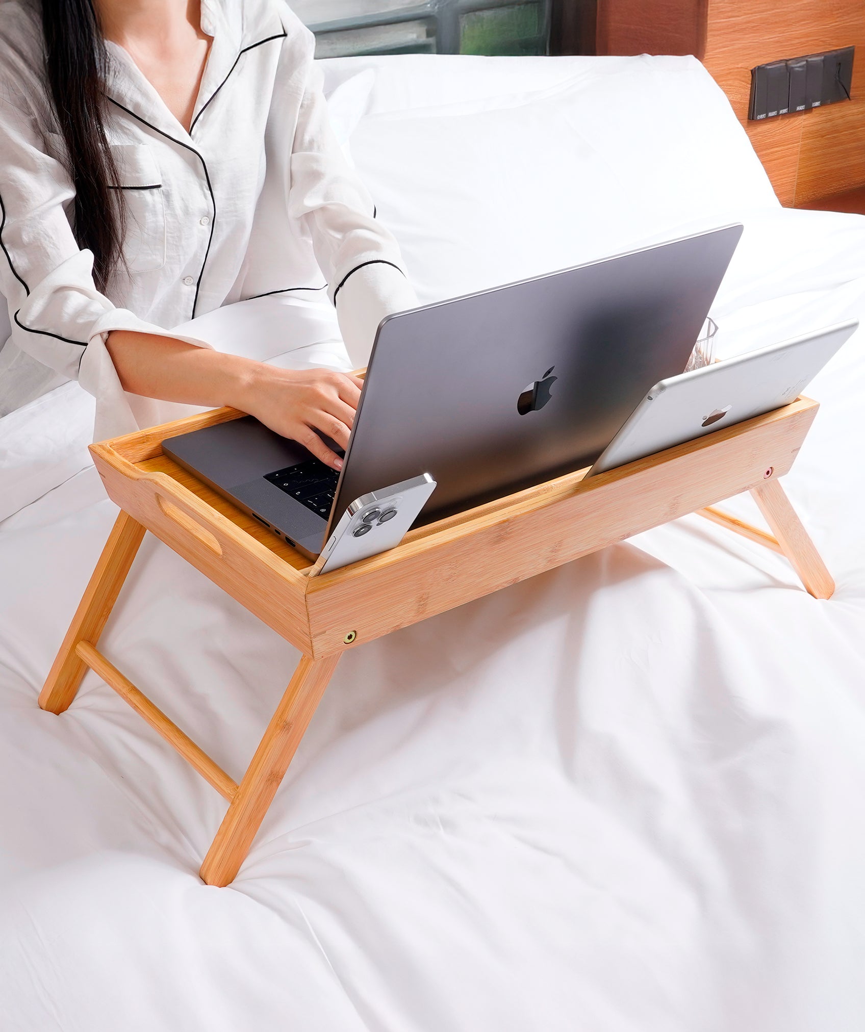 Tragbarer und faltbarer bambustisch: für zuhause oder büro konzipiert