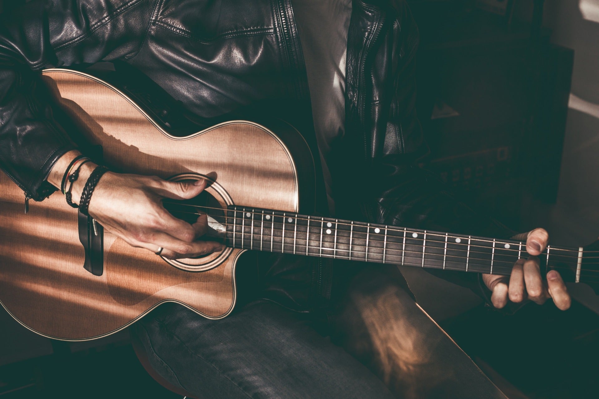 ¿Cuál es la función de la mano derecha en la guitarra española?
