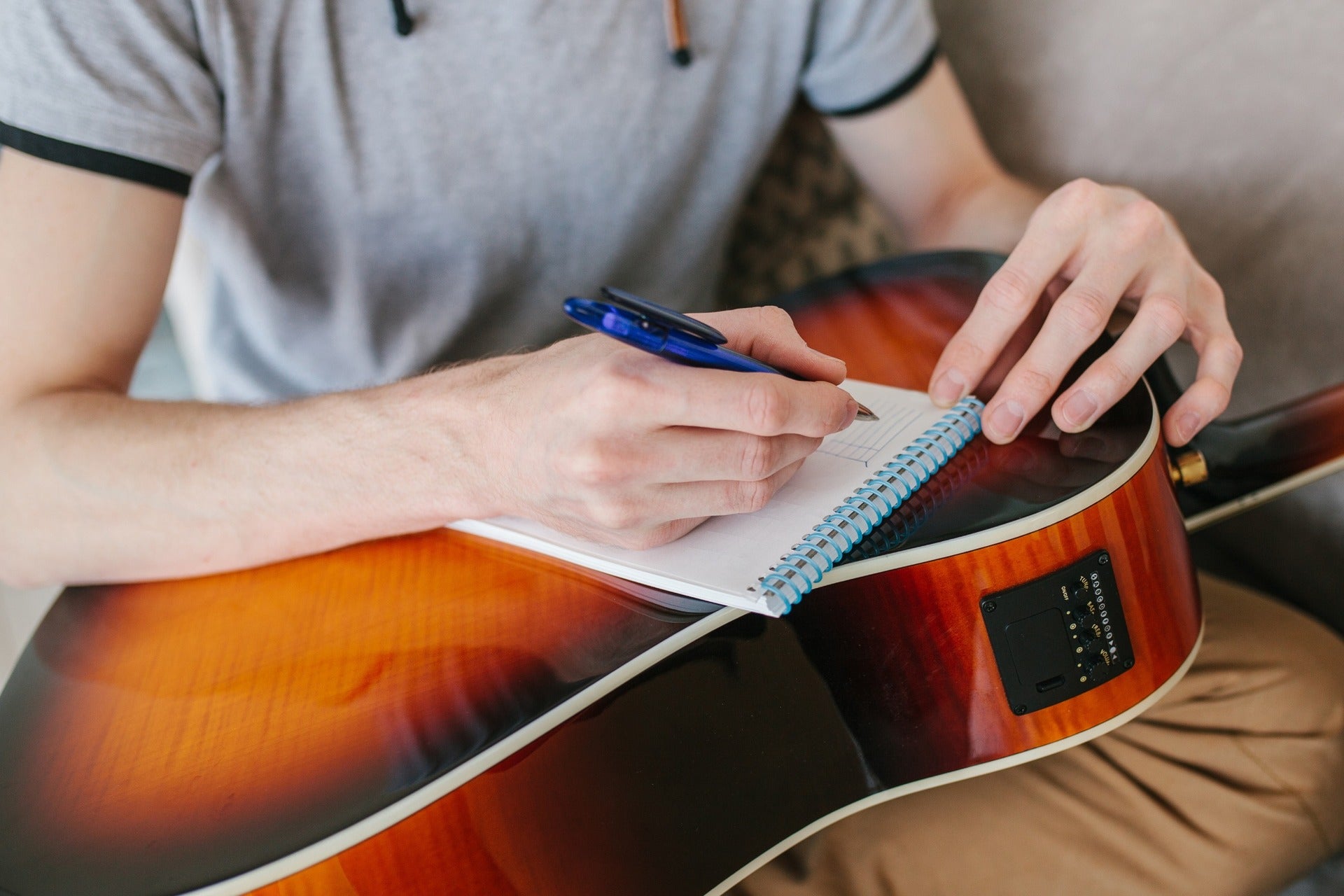 ¿La guitarra es el instrumento más difícil de tocar?