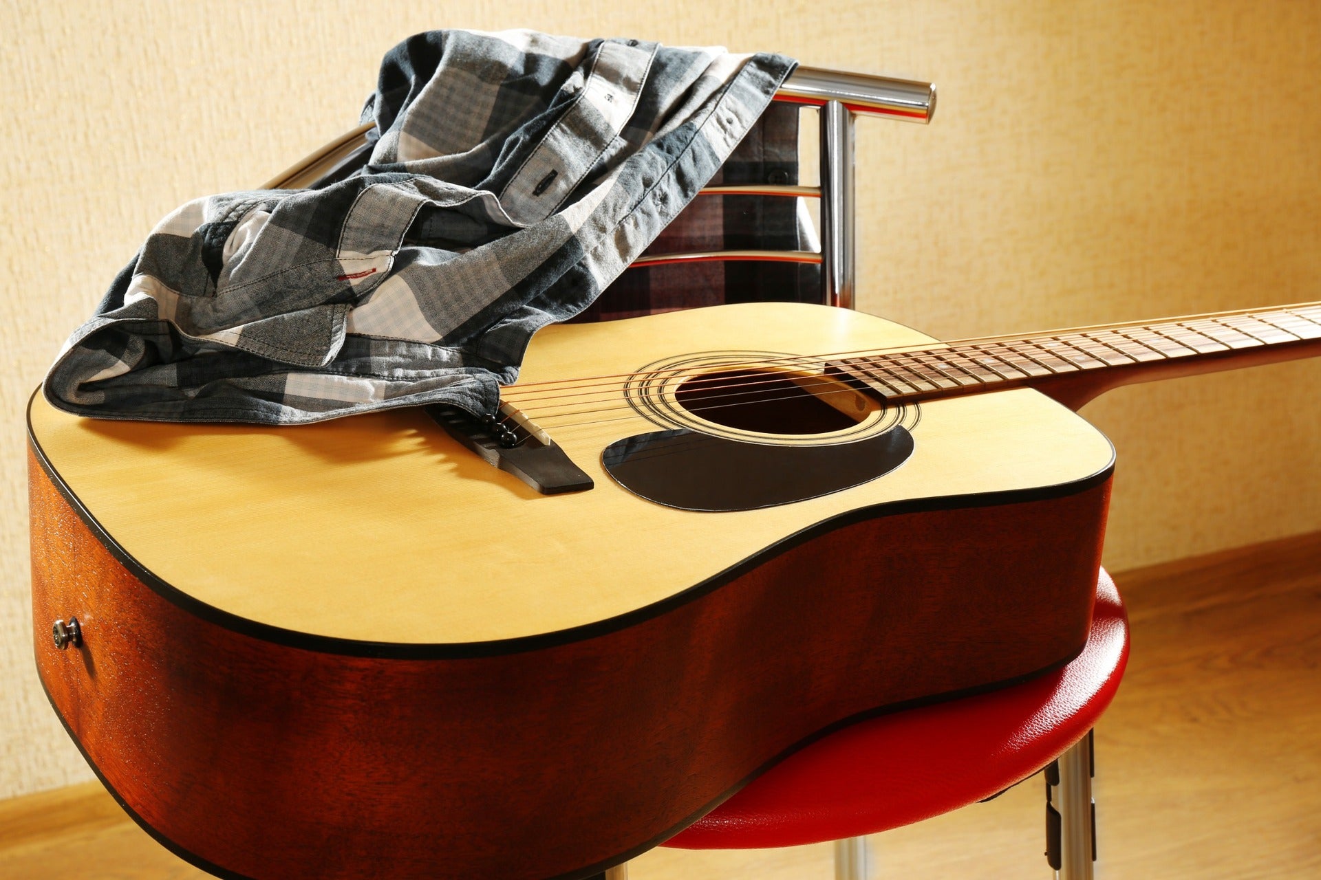 Qué son y cómo se ejecutan los armónicos en la guitarra