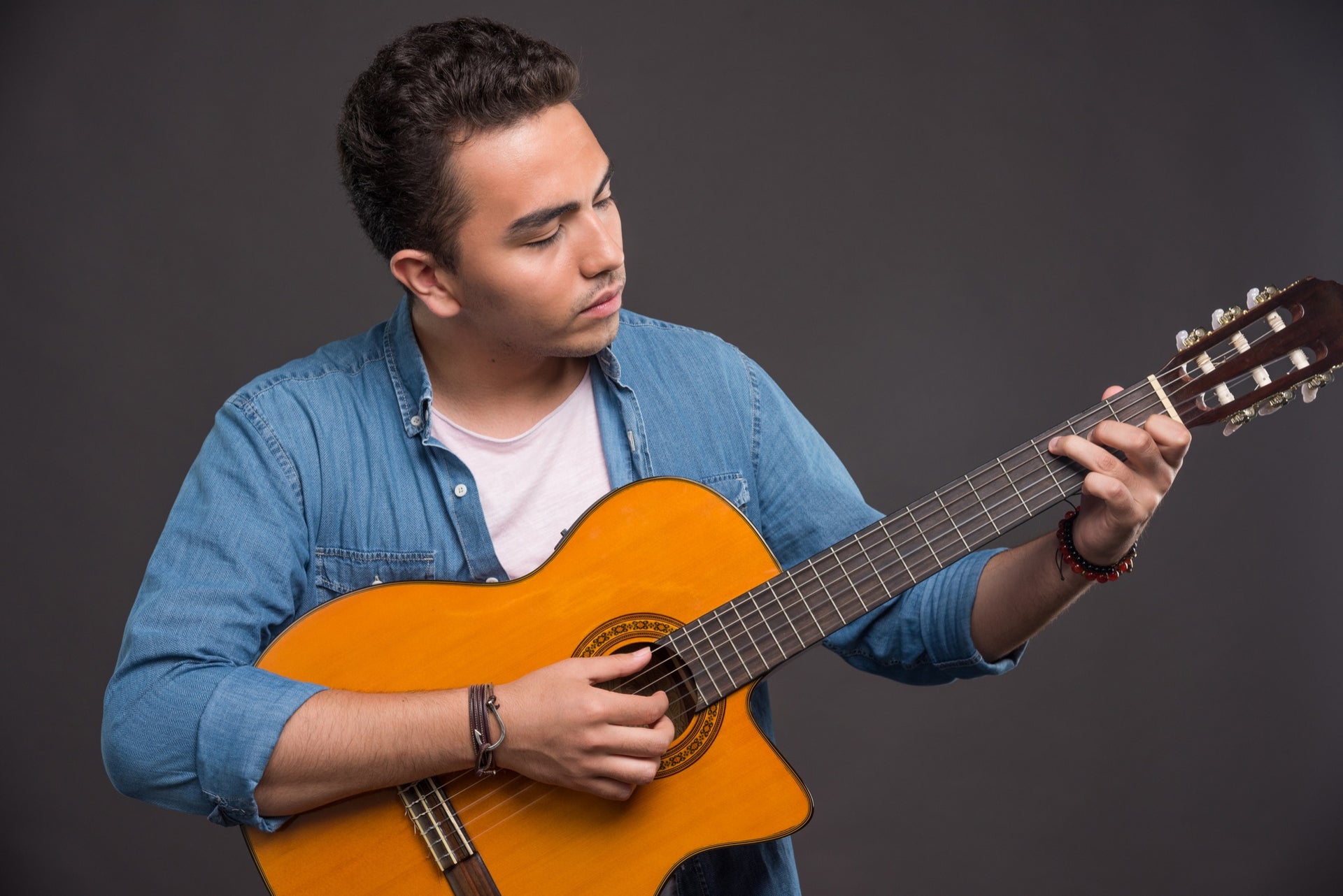 ¿Se puede tocar la guitarra española sabiendo tocar la eléctrica?